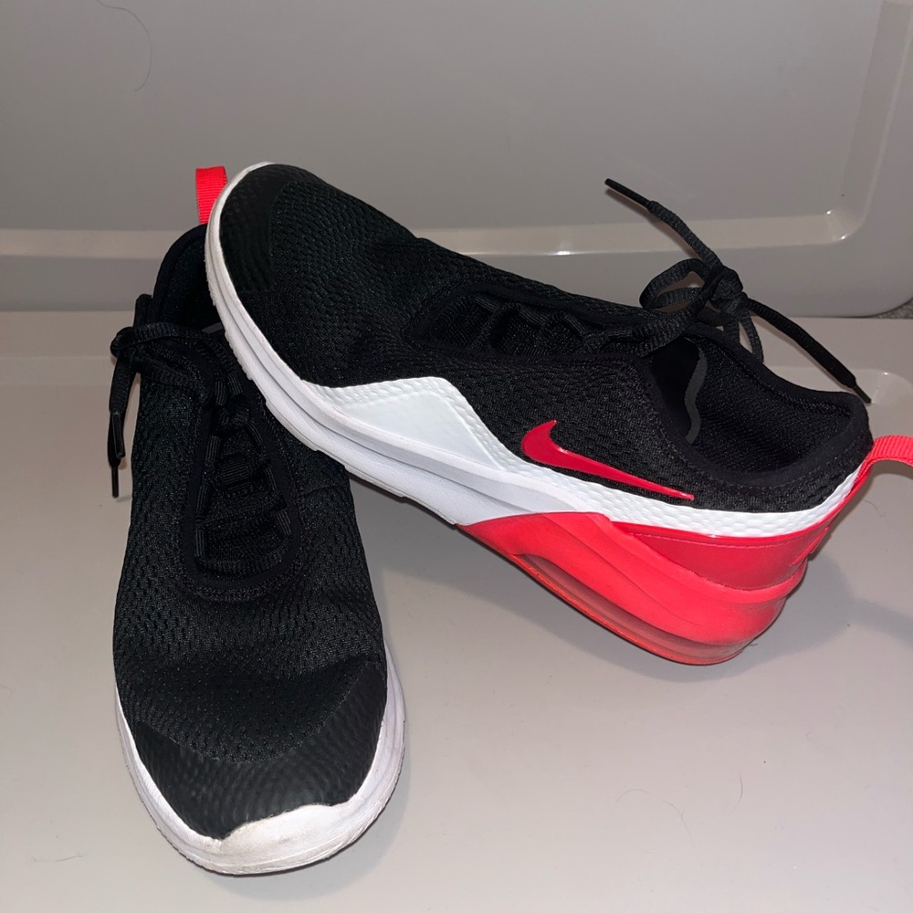 Nike Air Max Motion- Size 7 YOUTH